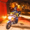 坑道を走り抜けるライダー