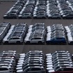 横浜港で米国向け船積みを待つスバル車（7月）