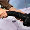 ポルシェのEVがテスラの北米急速充電器が利用可能に