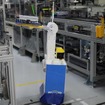 ACインバーターを運んでいる2輪型搬送用人協調ロボット