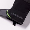 手首部分には「Kawasaki」ロゴ、中綿入りで保温性に優れる。カラー：ブラック