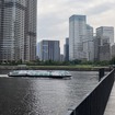 旧晴海鉄道橋と東京都観光汽船水上バスのヒミコ