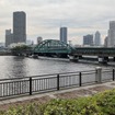 旧晴海鉄道橋（豊洲側から晴海側を望む）と春海橋公園（豊洲側）