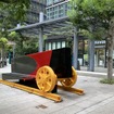 ストリートアートのオブジェ。車輪とレールは専用線で使われていたもの（豊洲3丁目）