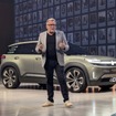 「ピースフルで楽観的で、幸せな人生を送りたいのがVWのユーザー」「分断せず、誰もが愛せるピープルズカーを再び送り出す」と語るミント氏は、シロッコのデザインなどを担当したのち、アウディのエクステリア主任、ベントレーのデザイン責任者を経て、VWブランドに復帰した