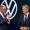IAA会場のVWブースを訪れたドイツのフリードリヒ・メルツ首相とブルーメVW グループCEO。ドイツ政府は強力に自動車産業をバックアップする