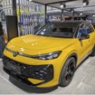 2026年フルハイブリッドモデルが追加される新型Tロックは、人垣がなかなか途切れない