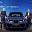 BMW iX3 新型とツィプセ会長（向かって右）、デザイン責任者のホーイドンク氏