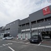 従来の「テスラセンター千葉稲毛」はサービス／デリバリーに加えて国内初となる認定中古車を見られる拠点として発展した