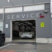 「テスラセンター千葉稲毛」には点検整備や車検を実施するサービス向上も併設している