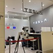 納車業務を担う「テスラ デリバリーセンター有明」(東京都江東区)の受付カウンター。この日も多くの人が家族連れで訪れていた