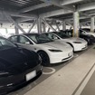 新しいオーナーを待つテスラのモータープール。遠方のナンバーを付けたテスラ車が数多く並んでいた