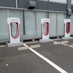 「テスラセンター千葉稲毛」にある急速充電器「スーパーチャージャー」。日本国内には合計687基(2025年7月2日現在」が整備されている