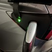 テスラの充電器はコネクターがスリムで軽く、女性でも気軽に充電作業が行える