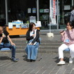 左からチンクエチェント博物館館長の深津浩之さん、同館アンバサダーの山本衿奈さん、自動車ジャーナリストの嶋田智之さんのトークショー