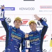 GT300クラス優勝を果たしたドライバー(左から、吉本大樹選手/河野駿佑選手)