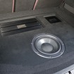 周囲から一段下がったフロア中央部は人工スエードでフィニッシュされている。普段は隠れている部分だが処理のクオリティは高い。