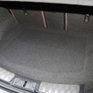 プロテクションボードをセットするとこの通り純正同様のフラットなフロアが現れる。荷物の積載性も純正並みにキープする。