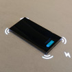スマートフォンのワイヤレス充電を可能にする誘導充電ゾーンがカウンターに