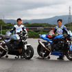 ホンダ『CB1000F Concept』で「鉄馬レース」に参戦した丸山浩氏（左）と宇川徹氏（右）