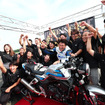 優勝の喜びをかみしめる丸山浩氏とホンダのエンジニアチーム
