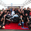 優勝の喜びをかみしめる丸山浩氏とホンダのエンジニアチーム