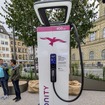 オープンスペースのBMWブースの急速充電器。同社はE.ONと共同でV2H、V2G対応の家庭用充電器を提供すると発表