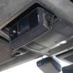 開閉式のサングラスホルダーはそのまま利用できるため、ダイレクターを使用しない場合は収納しておける構造。