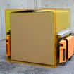 ロボットが荷物入りのパケットを持ち上げている様子
