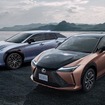 レクサス「RZ300e（手前）」、「RZ450e（奥）」