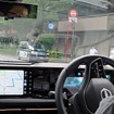 対向車がいなくなってクリアな状態で発進。人間が手を触れていないのにハンドルが大きく右に切られているところもご注目いただきたい。