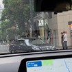 左折車がすべて行った。「さあ行ける」と思ったら新しい左折車が入ってきた。これもちゃんと先に行かせて、自身もきっちり右折した。