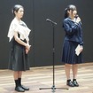 ラッピング部門最優秀賞：福嶋咲さん（向かって右）と谷口審査員