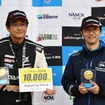 XC-1クラスでシリーズチャンピオンを獲得した惣田政樹選手（左）と猿川仁選手