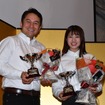 XC-2クラスのドライバー部門、コ・ドライバー部門でチャンピオンを獲得した番場彬選手（左）と梅本まどか選手
