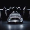 メルセデスベンツ『CLA』新型のアート作品。「リーグ・オブ・レジェンド」世界大会のトロフィーに着想