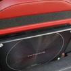 サブウーファーの取り付け面に用いられているパネルにもラゲッジフロア同様のレッドの処理が施され統一感も高い。