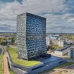 ネクスペリア本社（オランダ）。こんにゃくを無理やり立たせたような、見る者を不安にさせるデザイン