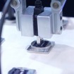 コネクタの挿抜。つかんだUSBケーブルをわずかに動かしながら、接触を検知し、位置を調整しつつ挿している