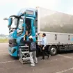 トラックの助手席でサーキットをドライブ