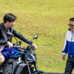 レスポンス宮崎壮人副編集長（左）とヤマハ発動機 設楽元文社長（右）