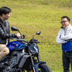 レスポンス宮崎壮人副編集長（左）とヤマハ発動機 設楽元文社長（右）