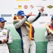 優勝・２位を決め、表彰台で喜ぶドライバー達