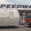 ランドクルーザー70でエアストームを牽引するカフェ