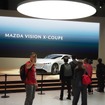 新ブランドシンボルを掲げるマツダのジャパンモビリティショー2025ブース
