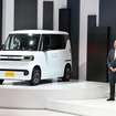 BYDの軽EV「ラッコ」とBYDオートジャパンの東福寺厚樹社長（ジャパンモビリティショー2025）