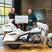 ローマ教皇レオ14世のサイン入りBMW『R18』の特別カスタム仕様が13万ユーロ（約2320万円）で落札