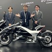 ホンダ EV OUTLIER Concept 開発者のふたりと筆者（中央）（ジャパンモビリティショー2025）