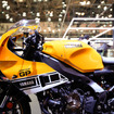 「レジェンドイエロー」のヤマハ XSR900GP 2026年モデル（ジャパンモビリティショー2025）