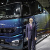 三菱ふそうの燃料電池トラック『H2FC』とカール・デッペンCEO（ジャパンモビリティショー2025）